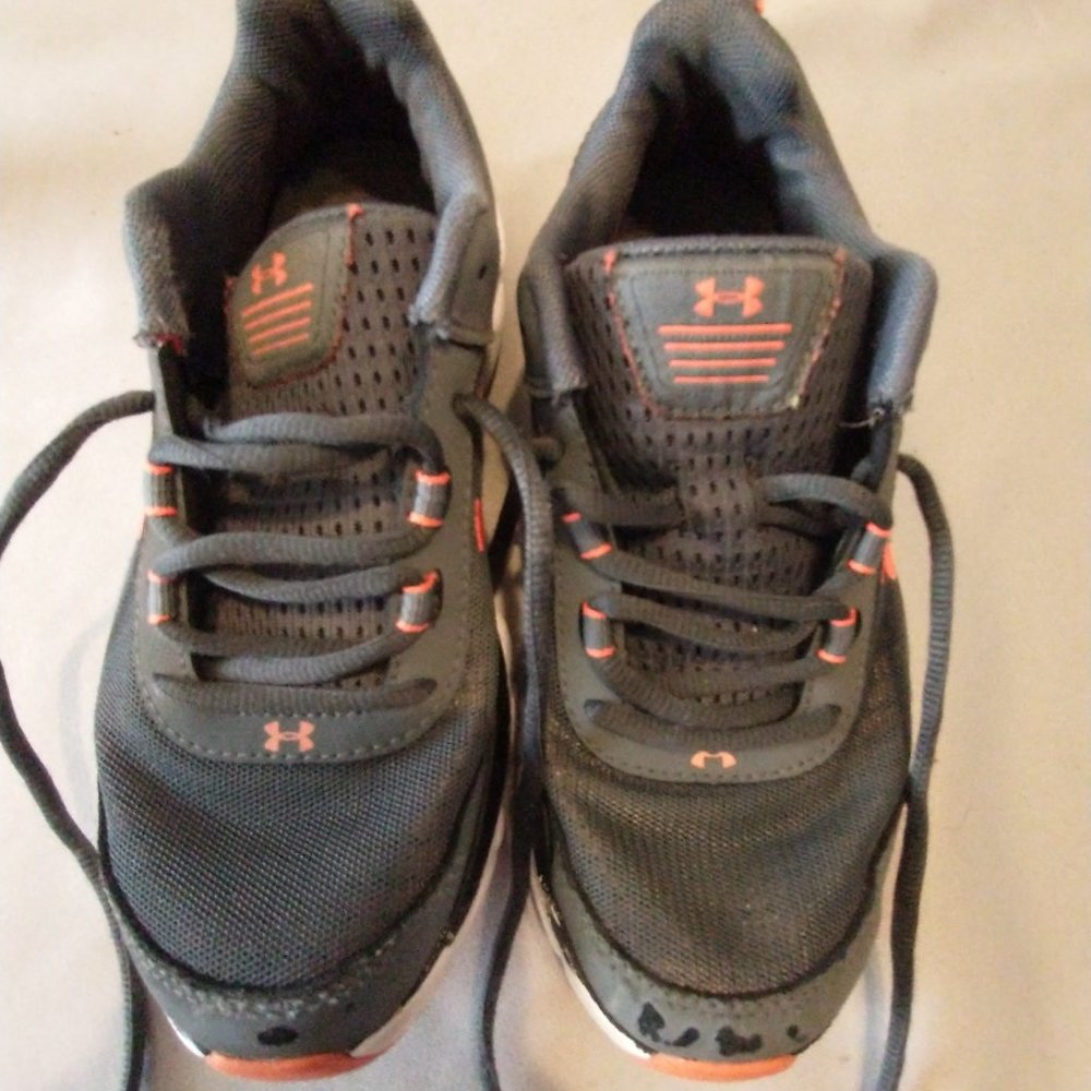 UA RUNNING SHOES..... EUC